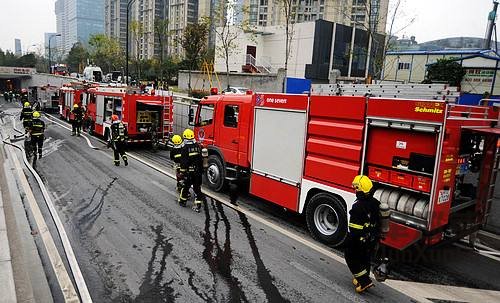 消防车出警被堵隧道百辆车让道，消防安全备受重视