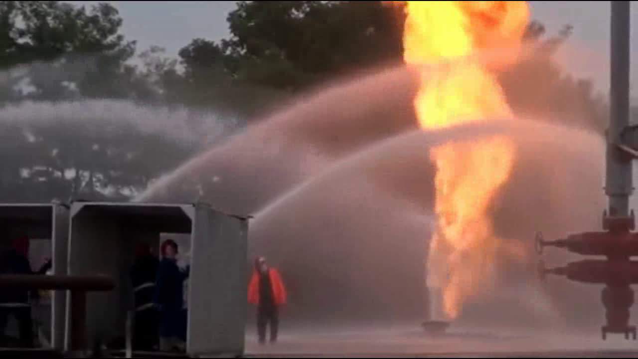 消防车消防水炮喷水灭火